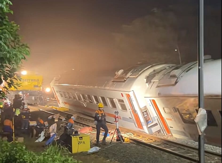 Tiga Gerbong KA Bangunkarta Anjlok di Brebes, Penumpang Dievakuasi dan Rute Dialihkan