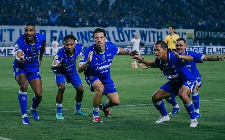 Ribuan Bobotoh Padati Kolong Flyover Pasupati, Menanti Pesta Juara Persib Bandung