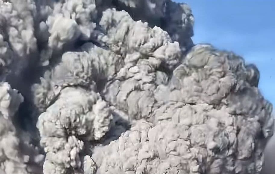 Pencarian Tiga Pendaki Gunung Dukono Dihentikan Sementara Akibat Kondisi Berbahaya